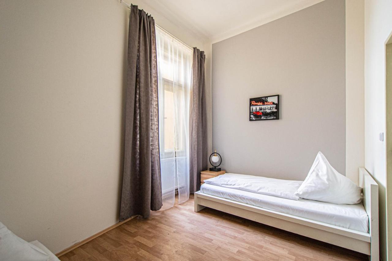 For Celebrations Spacious 3Bdr Apartment With Balcony Prag Exteriör bild